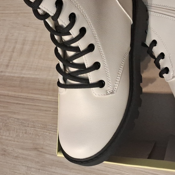 Art Class Cream Combat Boots/Size:::1 - Picture 4 of 10